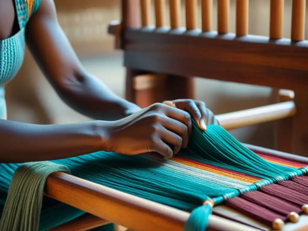 Arte textil civilizaciones africanas: Manos hábiles tejiendo hilos multicolores en telar de madera con telas africanas de tonos tierra