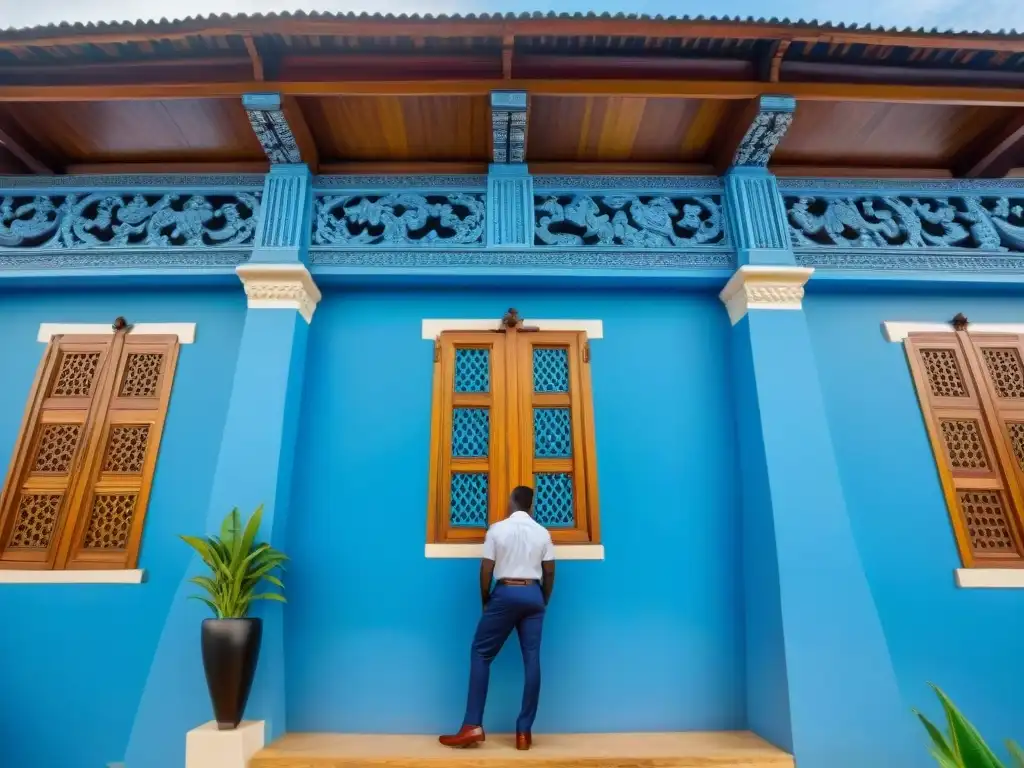 Detalle arquitectura palacios Asante Ghana: Majestuosas tallas y murales adornan el Palacio Manhyia, reflejo de la cultura Asante