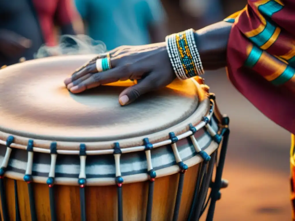 Un tamborero africano experto tocando tambores tradicionales, rodeado de movimiento y energía en un espacio ceremonial iluminado por antorchas